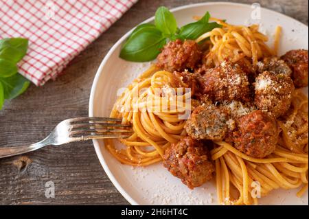Assiette avec boulettes de viande italiennes et spaghetti Banque D'Images