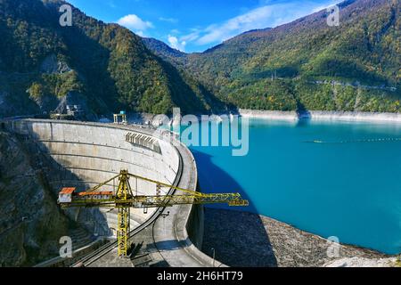 Barrage hydroélectrique d'Enguri sur la rivière Enguri.Svaneti supérieur, Géorgie Banque D'Images