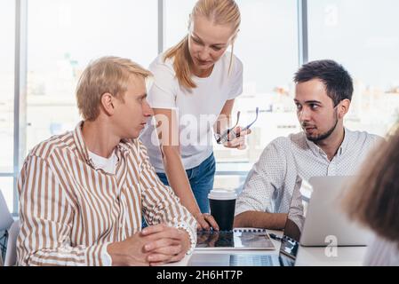 Femme et employés de bureau parlant au travail. Banque D'Images