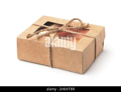 Boîte-cadeau en papier kraft brun pleine de bonbons aux fruits biologiques isolés sur du blanc Banque D'Images