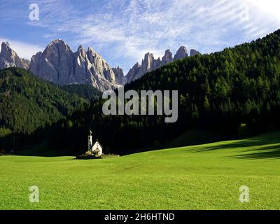 Vue imprenable sur la célèbre église St Johan et les sommets de la montagne Odle en arrière-plan.Santa Maddalena, Tyrol du Sud, Italie Banque D'Images