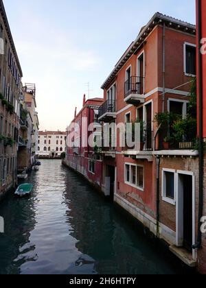Canal étroit et vieux bâtiments traditionnels, vue typique de la rue à Venise, Italie Banque D'Images