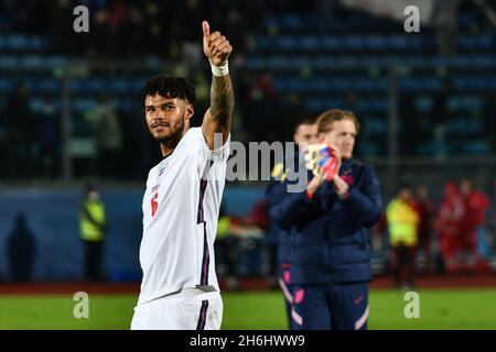 Tyrone Mings accueille les fans d'Angleterre lors du Panamerican tennis Center, coupe du monde de la FIFA à Saint-Marin, République de Saint-Marin, novembre 15 2021 Banque D'Images