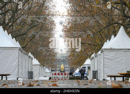 Dresde, Allemagne.16 novembre 2021.Les artisans sont occupés à installer le marché de Noël "Augustusmarkt" sur la rue principale.Le marché devrait avoir lieu du 24 novembre 2021 au 9 janvier 2022.Credit: Robert Michael/dpa-Zentralbild/dpa/Alay Live News Banque D'Images