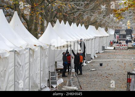 Dresde, Allemagne.16 novembre 2021.Les artisans sont occupés à installer le marché de Noël "Augustusmarkt" sur la rue principale.Le marché devrait avoir lieu du 24 novembre 2021 au 9 janvier 2022.Credit: Robert Michael/dpa-Zentralbild/dpa/Alay Live News Banque D'Images