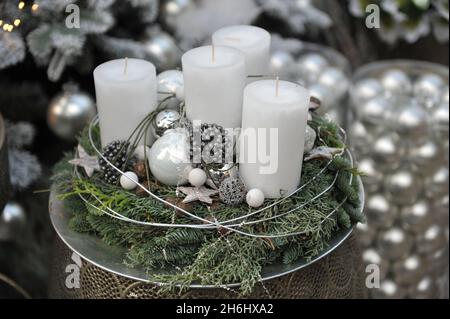 Décoration de Noël à l'intérieur.Une couronne de l'Avent avec quatre bougies blanches Banque D'Images