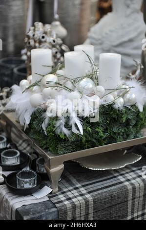 Décoration de Noël à l'intérieur.Une couronne de l'Avent avec quatre bougies blanches Banque D'Images