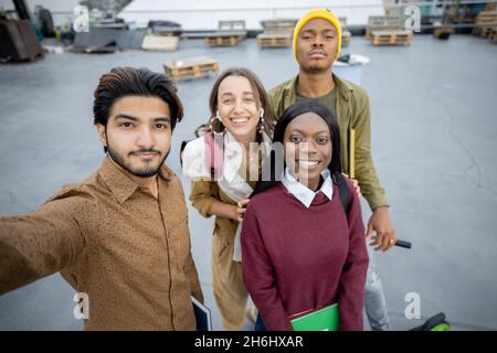 Étudiants regardant la caméra sur le campus universitaire Banque D'Images