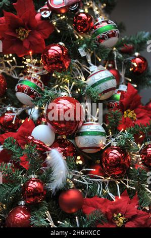 Décoration d'arbre de Noël blanche et rouge à l'intérieur Banque D'Images