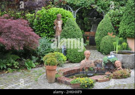 SOLINGEN, ALLEMAGNE - 15 JUIN 2013 : décoration du jardin allemand Ulbrich en juin Banque D'Images