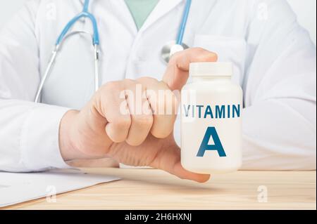 Vitamines et suppléments pour la santé humaine.Le médecin recommande de prendre de la vitamine b12. Le médecin parle des avantages de la vitamine A. les vitamines essentielles et Banque D'Images