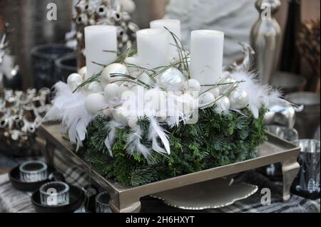 Décoration de Noël à l'intérieur.Une couronne de l'Avent avec quatre bougies blanches Banque D'Images