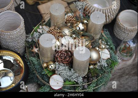 Décoration de Noël à l'intérieur.Une couronne de l'Avent avec quatre bougies dorées Banque D'Images