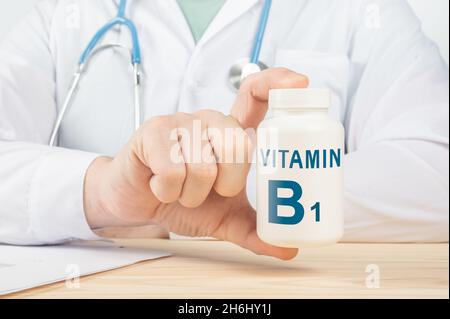 Vitamines et suppléments pour la santé humaine.Le médecin recommande de prendre de la vitamine B1. Le médecin parle des avantages de la vitamine B1.Les vitamines essentielles et la mine Banque D'Images