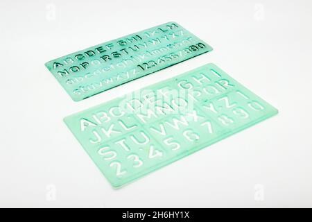 Pochoirs à alphabet isolés sur fond blanc avec une mise au point sélective Banque D'Images