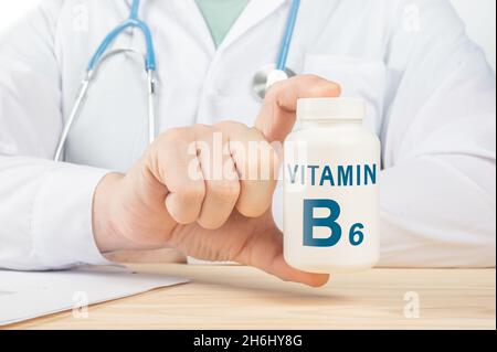 Vitamine B6 et suppléments pour la santé humaine.Le médecin recommande de prendre de la vitamine B6. Le médecin parle des avantages de la vitamine B6.Vitamines essentielles et mi Banque D'Images