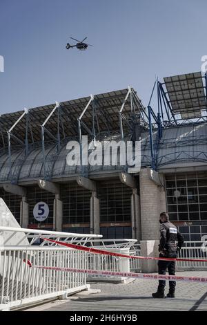 Jérusalem, Israël.16 novembre 2021.Le ministère de la Défense d'Israël mène un exercice pour tester la réponse du pays au terrorisme à l'aide d'une bombe radiologique sale au stade Teddy.Crédit : NIR Amon/Alamy Live News Banque D'Images