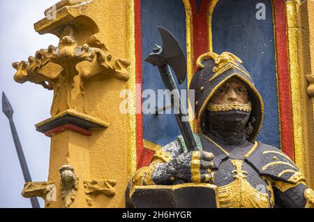 Ulm, Bade-Wurtemberg, Allemagne: Statue d'un chevalier à la dite Fischkasten (boîte à poissons) ou Syrlinbrunnen (fontaine de Syrlin). Banque D'Images