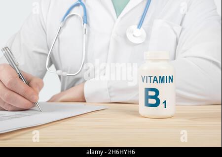 Vitamines et suppléments pour la santé humaine.Le médecin recommande de prendre de la vitamine B1. Le médecin parle des avantages de la vitamine B1.Les vitamines essentielles et la mine Banque D'Images