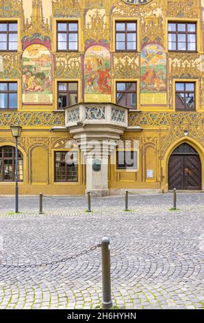 Ulm, Bade-Wurtemberg, Allemagne : façade est de l'hôtel de ville historique avec chaire et ses impressionnantes fresques de la Renaissance colorées. Banque D'Images