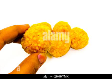 Boondi ladoo sur fond blanc avec mise au point sélective Banque D'Images