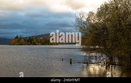 Derwent Water en automne, en regardant vers Catbells de Keswick Banque D'Images