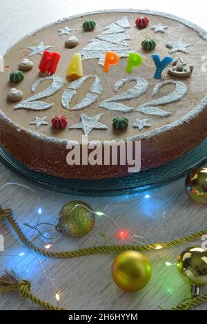 Vasilopita Gateau Traditionnel Decore Pour 22 Et Decorations De Noel Et Lumieres Sur Table En Bois Photo Stock Alamy