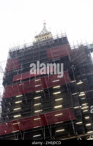 Tour de l'horloge Big Ben et échafaudage en cours de rénovation à Westminster Londres Angleterre Royaume-Uni Grande-Bretagne novembre 2021 KATHY DEWITT Banque D'Images