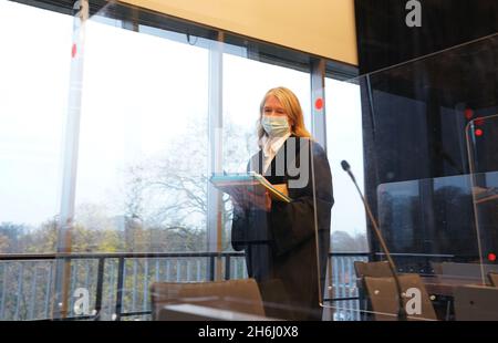 16 novembre 2021, Hambourg: Le juge Birgit Voßkühler, Président de la Cour constitutionnelle de Hambourg, entre dans le Bürgersaal Wandsbek au début de la session de la Cour constitutionnelle de Hambourg.La Cour constitutionnelle de Hambourg traite d'un différend entre la faction de l'AfD à Bürgerschaft et le sénateur de l'intérieur Grote.Lors de la présentation du rapport sur la protection constitutionnelle de 2019, le politicien du SPD avait déclaré dans le cadre de l'aile officiellement dissoute que l'AfD de Hambourg renfortait sa position conflictuelle avec les partis démocratiques soutenant l'État.L’AfD l’est Banque D'Images