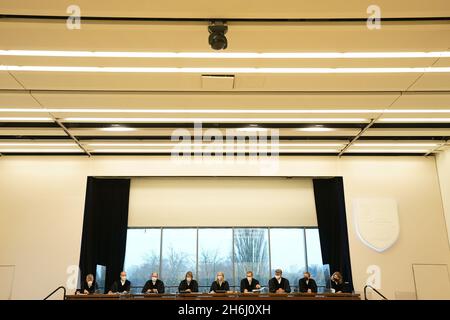 16 novembre 2021, Hambourg: Le Président de la Cour constitutionnelle de Hambourg, le juge Birgit Voßkühler (M), ouvre l'audience dans le Bürgersaal Wandsbek.La Cour constitutionnelle de Hambourg traite d'un différend entre la faction de l'AfD au Parlement et le sénateur Grote de l'intérieur.Lors de la présentation du rapport sur la protection constitutionnelle de 2019, le politicien du SPD avait déclaré dans le cadre de l'aile officiellement dissoute que l'AfD de Hambourg renfortait sa position conflictuelle avec les partis démocratiques soutenant l'État.L'AfD se défend contre cette situation devant les tribunaux. Banque D'Images