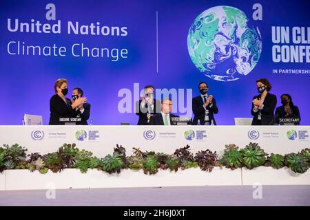 Glasgow, Royaume-Uni.13 novembre 2021.Alok Sharma (M), Président de la COP26, est applaudi lors de la séance plénière de clôture de la COP26 de la Conférence des Nations Unies sur les changements climatiques.Mais de nombreux scientifiques sont sceptiques quant aux accords conclus à Glasgow.Credit: Christoph Soeder/dpa/Alay Live News Banque D'Images