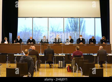 16 novembre 2021, Hambourg: Le Président de la Cour constitutionnelle de Hambourg, le juge Birgit Voßkühler (M), ouvre l'audience dans le Bürgersaal Wandsbek.La Cour constitutionnelle de Hambourg traite d'un différend entre la faction de l'AfD au Parlement et le sénateur Grote de l'intérieur.Lors de la présentation du rapport sur la protection constitutionnelle de 2019, le politicien du SPD avait déclaré à propos de l'aile officiellement dissoute que l'AfD de Hambourg renfortait sa position conflictuelle contre les partis démocratiques soutenant l'État.L'AfD se défend contre cette situation devant les tribunaux.Tél Banque D'Images