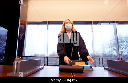 16 novembre 2021, Hambourg: Le juge Birgit Voßkühler, Président de la Cour constitutionnelle de Hambourg, entre dans le Bürgersaal Wandsbek au début de la session de la Cour constitutionnelle de Hambourg.La Cour constitutionnelle de Hambourg traite d'un différend entre la faction de l'AfD à Bürgerschaft et le sénateur de l'intérieur Grote.Lors de la présentation du rapport sur la protection constitutionnelle de 2019, le politicien du SPD avait déclaré dans le cadre de l'aile officiellement dissoute que l'AfD de Hambourg renfortait sa position conflictuelle avec les partis démocratiques soutenant l'État.L’AfD l’est Banque D'Images