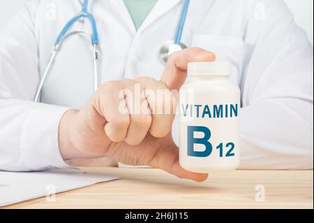 Vitamine B12 et suppléments pour la santé humaine.Le médecin recommande de prendre de la vitamine B12. Le médecin parle des avantages de la vitamine B12.Vitamines essentielles et Banque D'Images