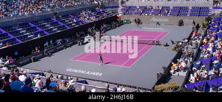 Vue générale, Paula Badosa, de l'Espagne, en action contre IGA Swiatek, de la Pologne, lors du troisième match de robine aux 2021 finales Akron WTA Guadalajara, Masters WTA tennis Tournament, le 15 novembre 2021 à Guadalajara, Mexique - photo: Rob Prange/DPPI/LiveMedia Banque D'Images