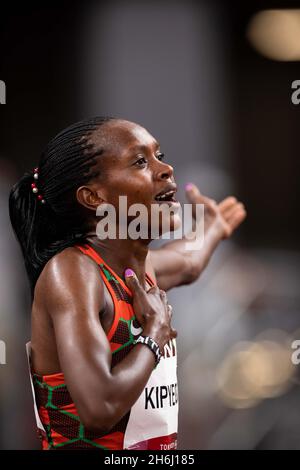 Faith Kipyegon, du Kenya, remporte la finale du 1500m aux Jeux Olympiques de Tokyo en 2020. Banque D'Images