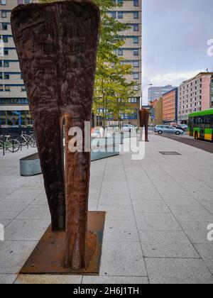 Poznan, Pologne - 2 octobre 2020 : complexe de sculptures - '5 Figuress' de Magdalena Abakanowicz dans les rues de la ville Banque D'Images