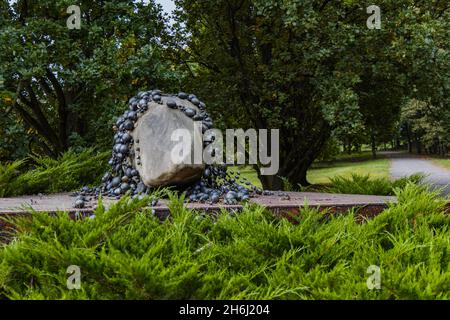Poznan, Pologne - 2 octobre 2020: Grain - sculpture extérieure Epitaph of Life dans le parc de Citadela à Poznan Banque D'Images