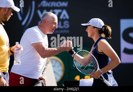 IGA Swiatek, de Pologne, fête avec son père après le troisième match de robin au 2021 Akron WTA finals Guadalajara, Masters WTA tennis Tournament le 15 novembre 2021 à Guadalajara, Mexique - photo: Rob Prange/DPPI/LiveMedia Banque D'Images