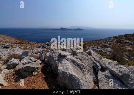 Vue sur anti Tilos depuis Tilos, les îles Dodécanèse, le sud de la mer Égée, la Grèce. Banque D'Images