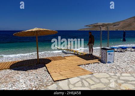 Seatrac accès handicapés à la mer, Livadia, Tilos, îles Dodécanèse, sud de la mer Égée, Grèce. Banque D'Images