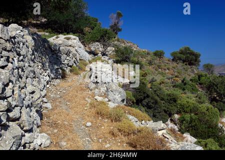 Sentier entre les monastères panagia Kamariani et Pandeleimon, île de Tilos, îles Dodécanèse, sud de la mer Égée, Grèce. Banque D'Images