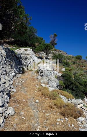 Sentier entre les monastères panagia Kamariani et Pandeleimon, île de Tilos, îles Dodécanèse, sud de la mer Égée, Grèce. Banque D'Images