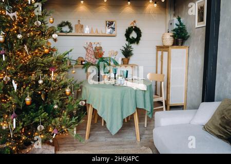 Table de cuisine avec divers accessoires dans l'appartement à Noël, cuisine. Banque D'Images