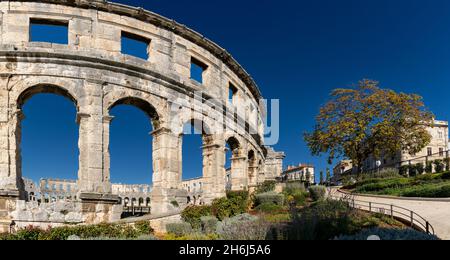 Pula, Croatie - 27 octobre 2021 : vue sur l'amphithéâtre Pula en Istrie, dans le nord-est de la Croatie Banque D'Images