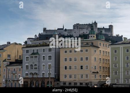 Salzbourg, Autriche - 26 septembre 2021 : vue sur la vieille ville historique et le château de Salzbourg Banque D'Images