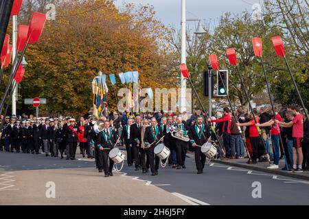 BIDEFORD, DEVON, ANGLETERRE - NOVEMBRE 14 2021 : cérémonie du dimanche du souvenir.Après avoir déposé des couronnes, la procession va le long du quai jusqu'à l'église Banque D'Images