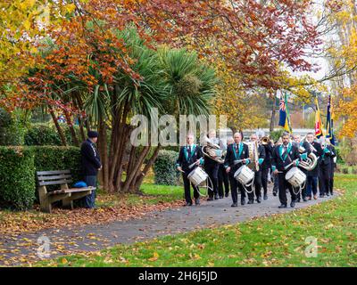 BIDEFORD, DEVON, ANGLETERRE - NOVEMBRE 14 2021 : cérémonie du dimanche du souvenir.Le groupe de la ville mène le chemin. Banque D'Images