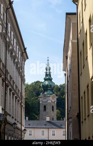 Salzbourg, Autriche - 26 septembre 2021 : bâtiments et église dans le centre historique de Salzbourg Banque D'Images