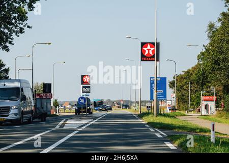 Route hollandaise avec voitures et fourgonnettes et colonne publicitaire de la station-service Texaco Banque D'Images